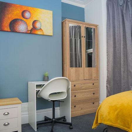 The Private Villa, Northampton Centre, 9 Beds, 5 Bedrooms, Sleeps 12 Exterior photo