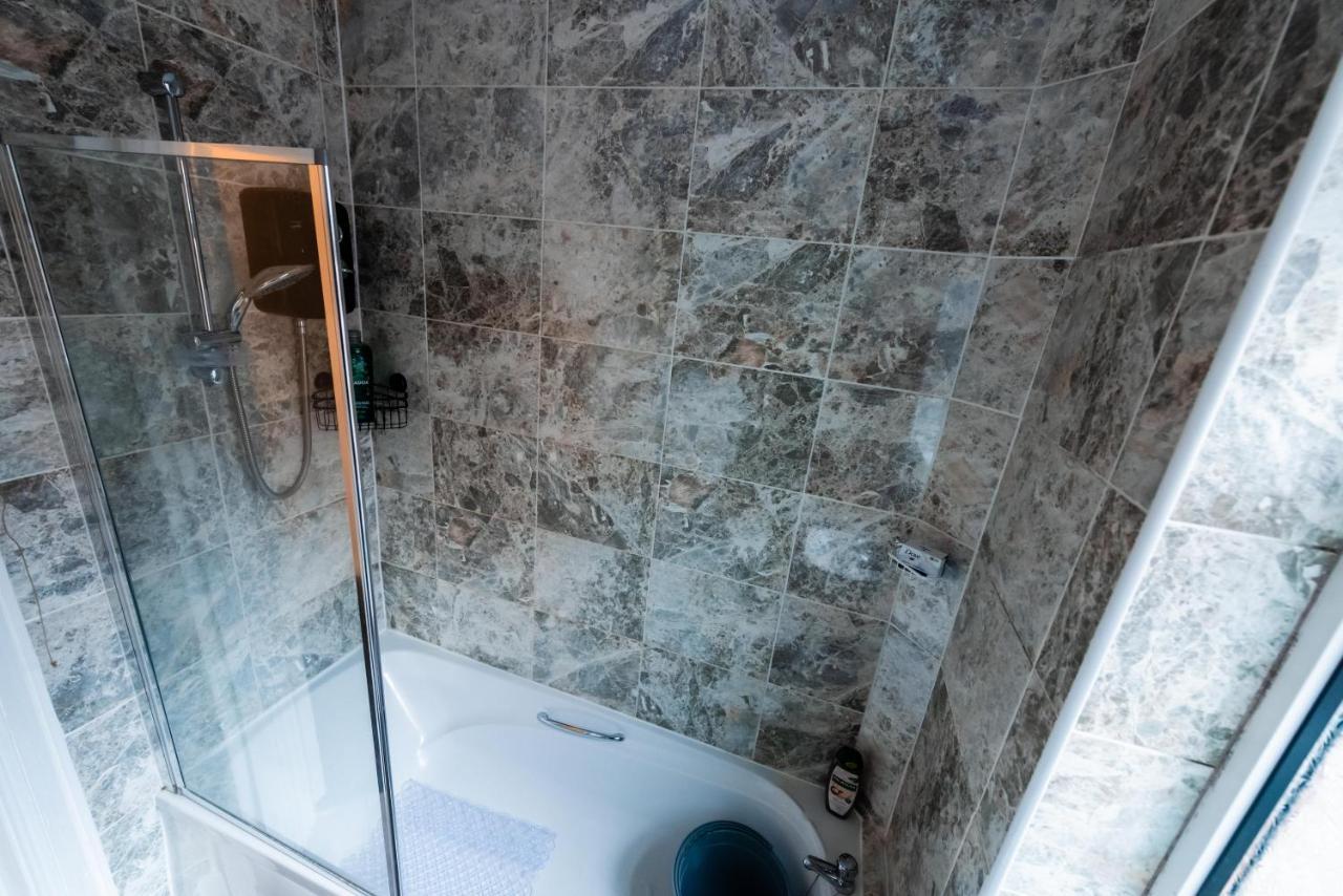 The Private Villa, Northampton Centre, 9 Beds, 5 Bedrooms, Sleeps 12 Exterior photo