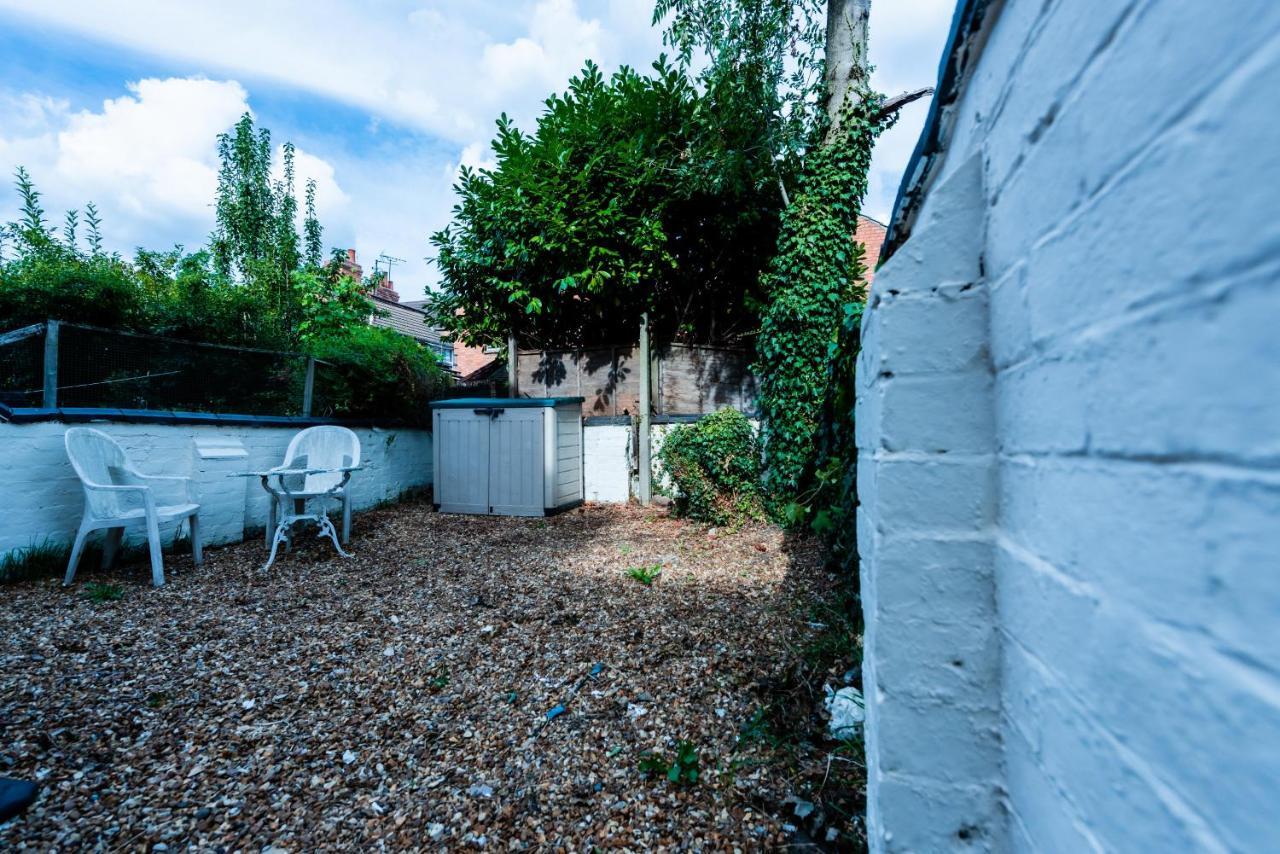 The Private Villa, Northampton Centre, 9 Beds, 5 Bedrooms, Sleeps 12 Exterior photo