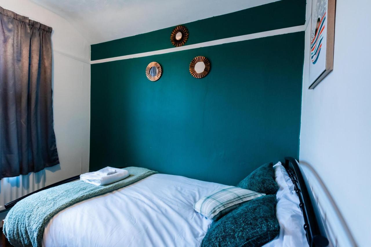 The Private Villa, Northampton Centre, 9 Beds, 5 Bedrooms, Sleeps 12 Exterior photo