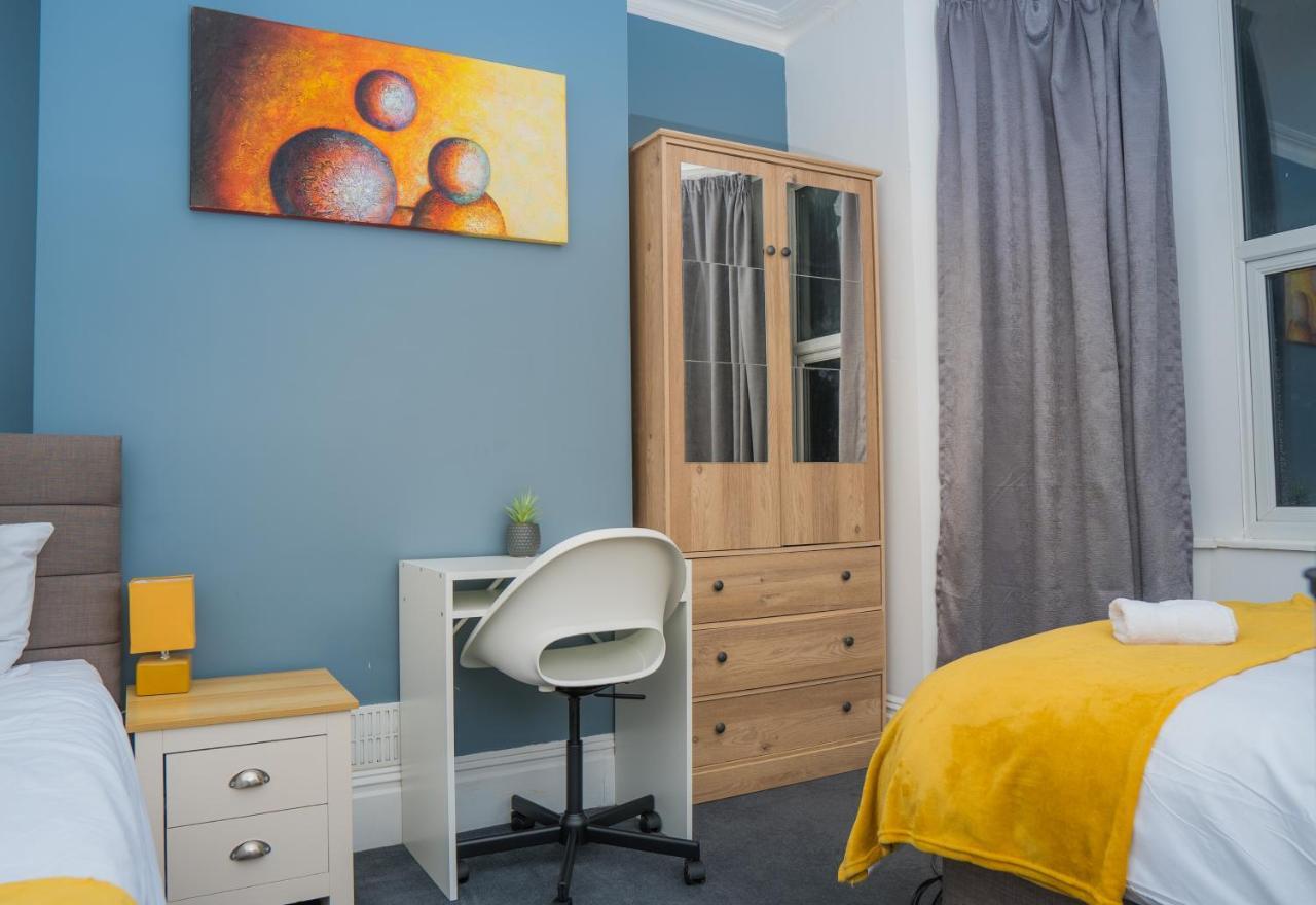 The Private Villa, Northampton Centre, 9 Beds, 5 Bedrooms, Sleeps 12 Exterior photo