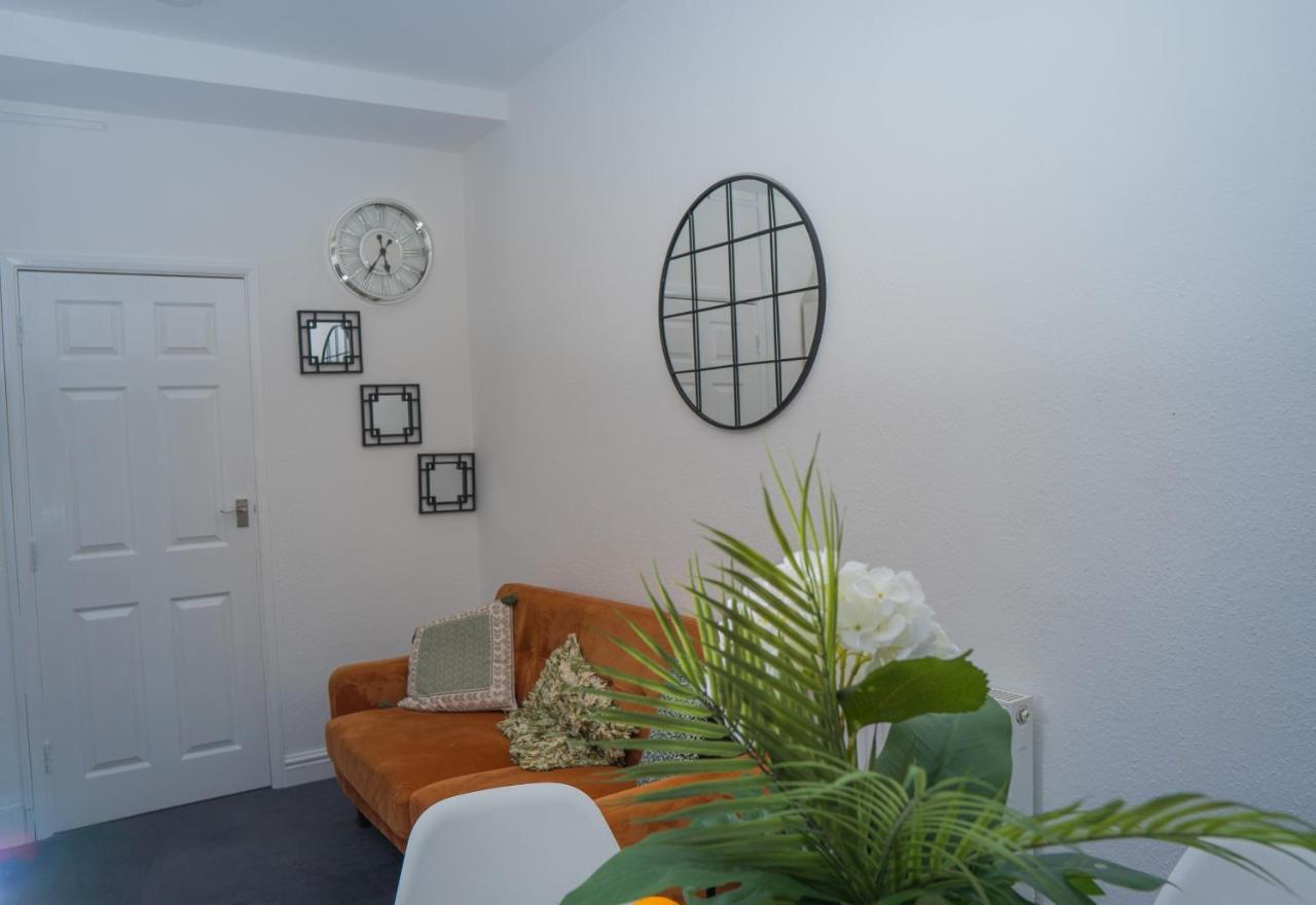 The Private Villa, Northampton Centre, 9 Beds, 5 Bedrooms, Sleeps 12 Exterior photo