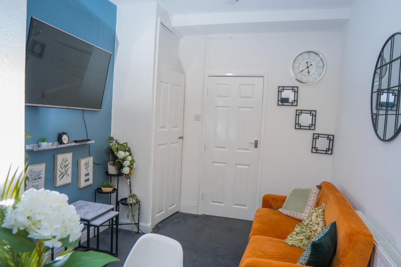 The Private Villa, Northampton Centre, 9 Beds, 5 Bedrooms, Sleeps 12 Exterior photo