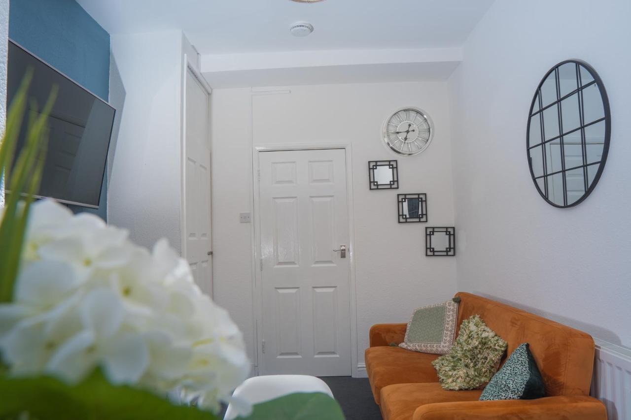 The Private Villa, Northampton Centre, 9 Beds, 5 Bedrooms, Sleeps 12 Exterior photo