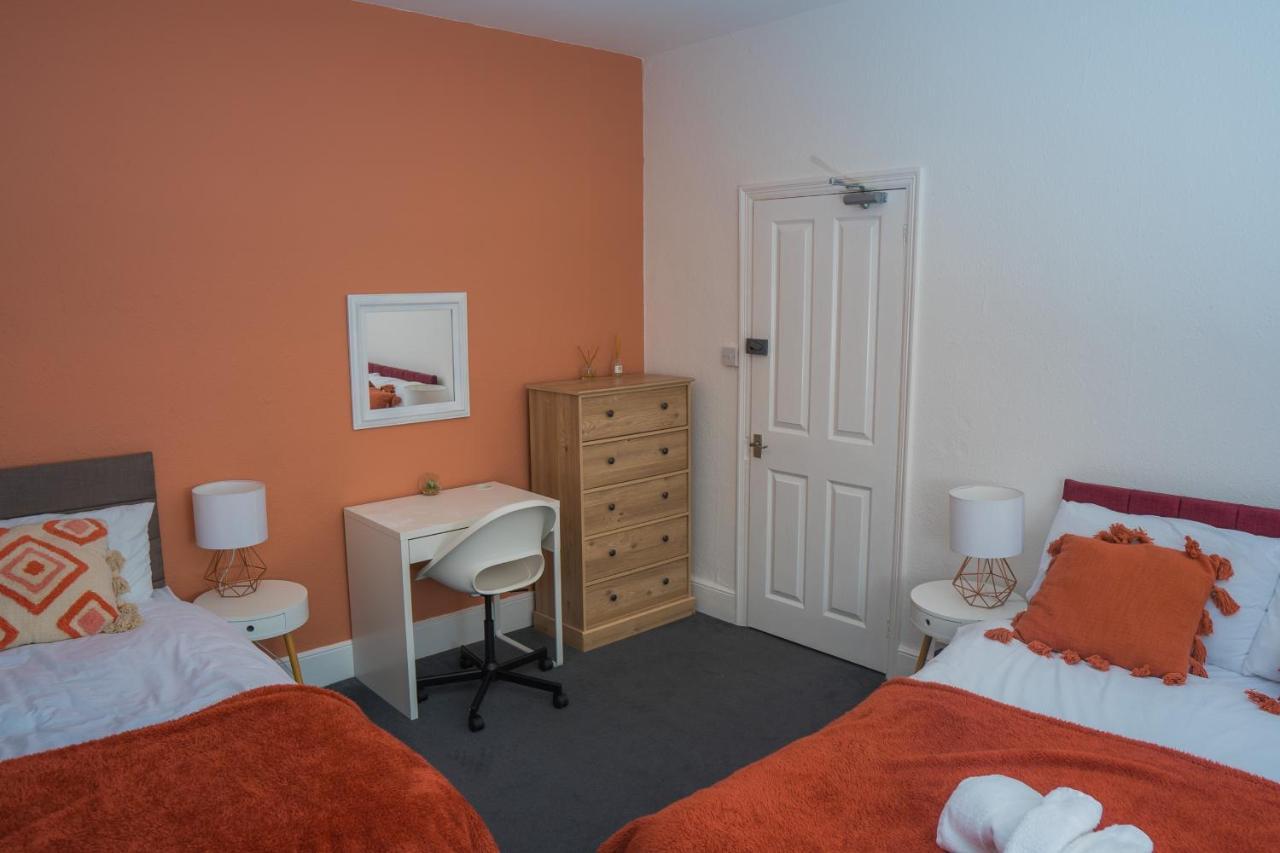 The Private Villa, Northampton Centre, 9 Beds, 5 Bedrooms, Sleeps 12 Exterior photo